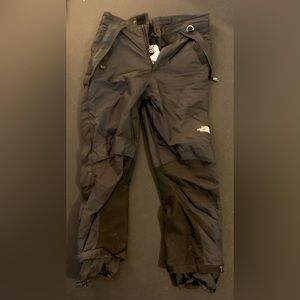 Mens Patagonia snowpants, can be sold as set with coat, or stand alone.